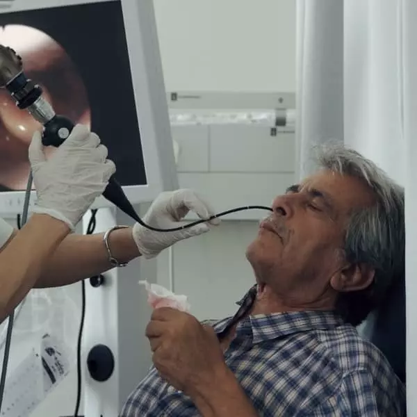 Endoscopia transnasal en hombre en posición sentado