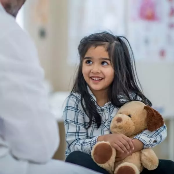 Niña en consulta médica para endoscopia pediátrica